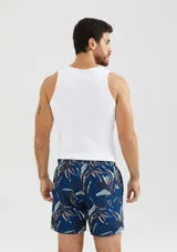 Short de baño azul con estampado de hojas en tonos verde y blanco.