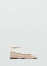Zapato tipo ballerina color rosa nude, con pulsera en el tobillo con cierre de hebilla y efecto charol.