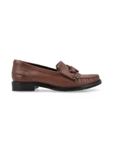 Mocasín de cuero marrón con plastrón doblado y flecos.