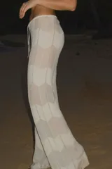 Pantalón tejido acanalado color crudo, con cordón ajustable en la cintura.