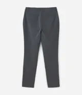 Pantalón negro de corte slim con cintura elástica y trabilla, cierre tradicional y bolsillos funcionales.