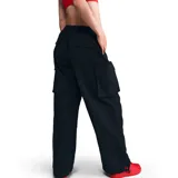 Pantalón cargo negro de corte holgado con cintura elástica ajustable con cordón, bolsillos laterales con solapa y logo de Nike bordado en blanco en el bolsillo izquierdo.