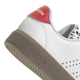 Championes Adidas Advantage 2.0 blancos con detalles en negro y rojo, con diseño de cuero sintético perforado en los laterales, forro interior con estampado animal print y suela de goma color caramelo.