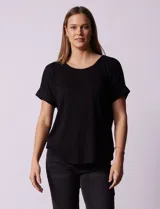 Remera color durazno con textura y espalda con aplique de botones.
