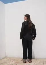 Pantalón crop de corte recto, color negro, con cintura elástica y bolsillos laterales.