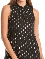 Vestido maxi negro de gasa lurex con estampado dorado, cuello alto, sin mangas y cintura elastizada. Presenta una abertura central en la espalda con botón y forro interno a tono.