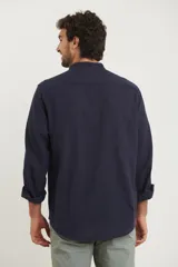 Camisa rosada de lino y algodón, con cuello mao, manga larga y bolsillo de parche en el pecho.