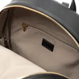 Mochila negra de símil cuero graneado con herrajes color bronce y logo XL Extra Large. Tiene acceso con cierre, un bolsillo externo con cierre, un bolsillo interno con cierre y dos bolsillos internos abiertos. El interior es de tela de algodón y poliéster. La correa es regulable.