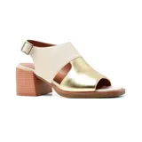 Sandalias de cuero con taco bloque de madera, capellada combinada en color blanco y dorado, con tira trasera y hebilla.