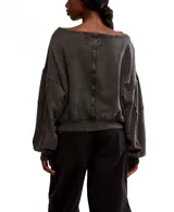 Buzo blanco de tejido térmico de algodón con textura. Tiene escote redondo ancho, mangas dolman caídas con puños elastizados, costuras expuestas y dobladillo con banda.