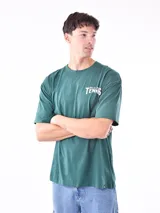 Remera blanca de corte oversized con logo pequeño estampado en el pecho.