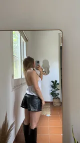 Top blanco de crepé con cuello halter y espalda descubierta.