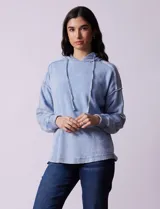 Buzo celeste de algodón con capucha, marca Ninety.