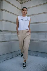 Pantalón de vestir recto color beige, de gabardina.