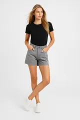Short de jean negro, liso, de corte recto y tiro alto.