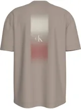Remera color topo de corte holgado, cuello redondo y mangas cortas. Presenta el logo CK bordado en el pecho.