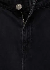 Pantalón de jean negro de corte recto, tiro medio, con pinzas delanteras, cierre de cremallera y botón.