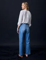 Jean de tiro alto, marca Royalty, color azul. Pretina con pasadores, botón y cierre. Delantera y trasera con bolsillos. Costura lateral asimétrica. Fit Wide Leg.