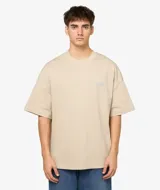 Camiseta de manga corta color beige con cuello redondo y un pequeño bordado en el pecho con texto en cursiva azul claro.