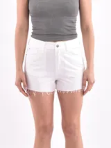 Short de jean blanco con terminación desflecada.