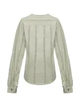 Blusa color verde claro, de manga larga con puños definidos y escote en V. Confeccionada en algodón orgánico con calado en la tela.