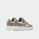 Championes Reebok ATR-Chill color gris topo con detalles en blanco y suela color crema. Confeccionados en cuero y suela de caucho.