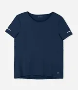 Remera deportiva color verde esmeralda, de cuello redondo y manga corta. Presenta detalle reflectante en la manga y pliegue en la espalda.