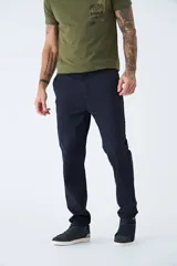 Pantalón chino de gabardina color beige, de corte regular, con cierre frontal y bolsillos laterales y traseros.