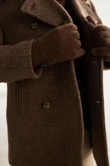 Guantes de lana marrón tejido a mano con punto jersey.