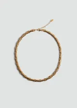 Collar dorado de eslabones gruesos trenzados, con cierre de mosquetón y cadena de alargue.