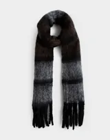 Bufanda larga con diseño a rayas horizontales en tonos marrón, gris y negro, con terminación de flecos.