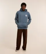 Hoodie azul con efecto lavado, confeccionado en algodón con felpa. Tiene capucha con cordón ajustable, bolsillo canguro y puños y ruedo acanalados. Estampa circular con lettering en el pecho y lettering en la espalda.
