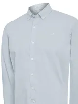 Camisa celeste de popelina 100% algodón orgánico, manga larga, cuello camisero, calce moderno y logo bordado en el pecho.