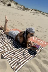 Pareo negro con rayas horizontales blancas.