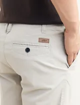 Bermuda color verde medio, con bolsillos laterales y traseros.