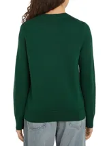 Sweater verde de tejido de punto con cuello redondo y logo de la marca bordado en color blanco en el pecho.