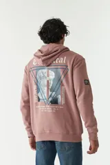 Canguro de felpa color rosa con capucha, cordones ajustables, bolsillo tipo canguro y puños y bajo acanalados. Estampado en la espalda con imagen de escultura clásica dentro de un triángulo y texto en tipografía gótica.