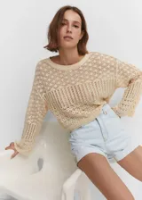 Short de jean celeste claro, tiro alto, corte mom-fit, con bolsillos laterales y traseros, trabillas y bajo con vuelta.