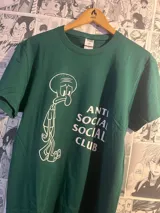 Remera blanca con estampado de Calamardo Tentáculos de Bob Esponja y el texto "Anti Social Social Club" en color negro.