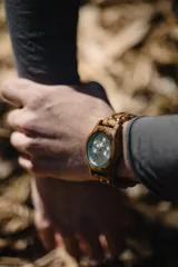 Reloj de pulsera Chenaut Lune con caja y correa de madera de zebrano, esfera plateada con números romanos y subdiales plateados, movimiento de cuarzo, función de cronógrafo y fechador, cristal Hardlex resistente a los arañazos y resistencia al agua 3 ATM.