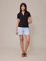 Short de jean elastizado color celeste, tiro alto y corte clásico.