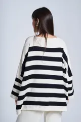 Sweater oversize de Bremer, con rayas horizontales negras y crudas.