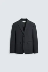 Blazer regular fit de lana con raya diplomática, cuello con solapas de muesca, manga larga con puño abotonado, bolsillos de vivo en pecho y de solapa en cadera, bajo con aberturas en espalda y cierre frontal de botonadura.