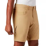 Short color beige de corte recto, con bolsillos laterales y traseros.