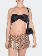 Minifalda con estampado de piel de serpiente y hebilla con pedrería.