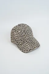 Gorro tipo baseball cap con visera, estampado de leopardo en tonos beige, marrón y negro.
