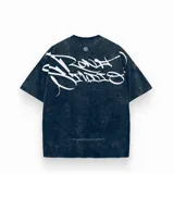 Remera negra con efecto lavado, corte holgado y estampado de graffiti en la espalda.