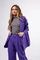 Blazer violeta de corte oversized con solapas de muesca y bolsillos de parche.