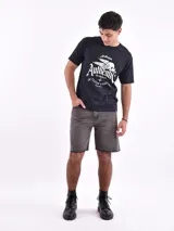 Remera gris oscuro con estampa frontal de una moto y texto en blanco.