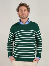Jersey de punto inglés verde con rayas horizontales blancas, cuello redondo y logo bordado en el pecho.